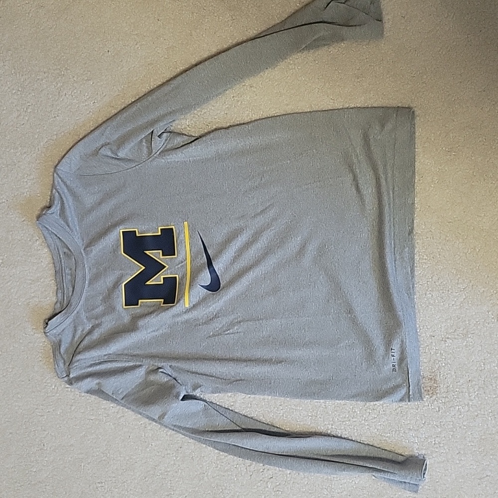 Boys M michigan u of m long sleeve shirt